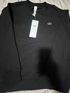 ALO Yoga Men's Black Crewneck Sweatshirt with Subtle Logo